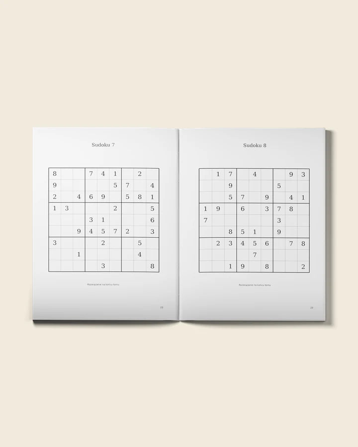 Otwarty Tom I Sudoku leżący płasko