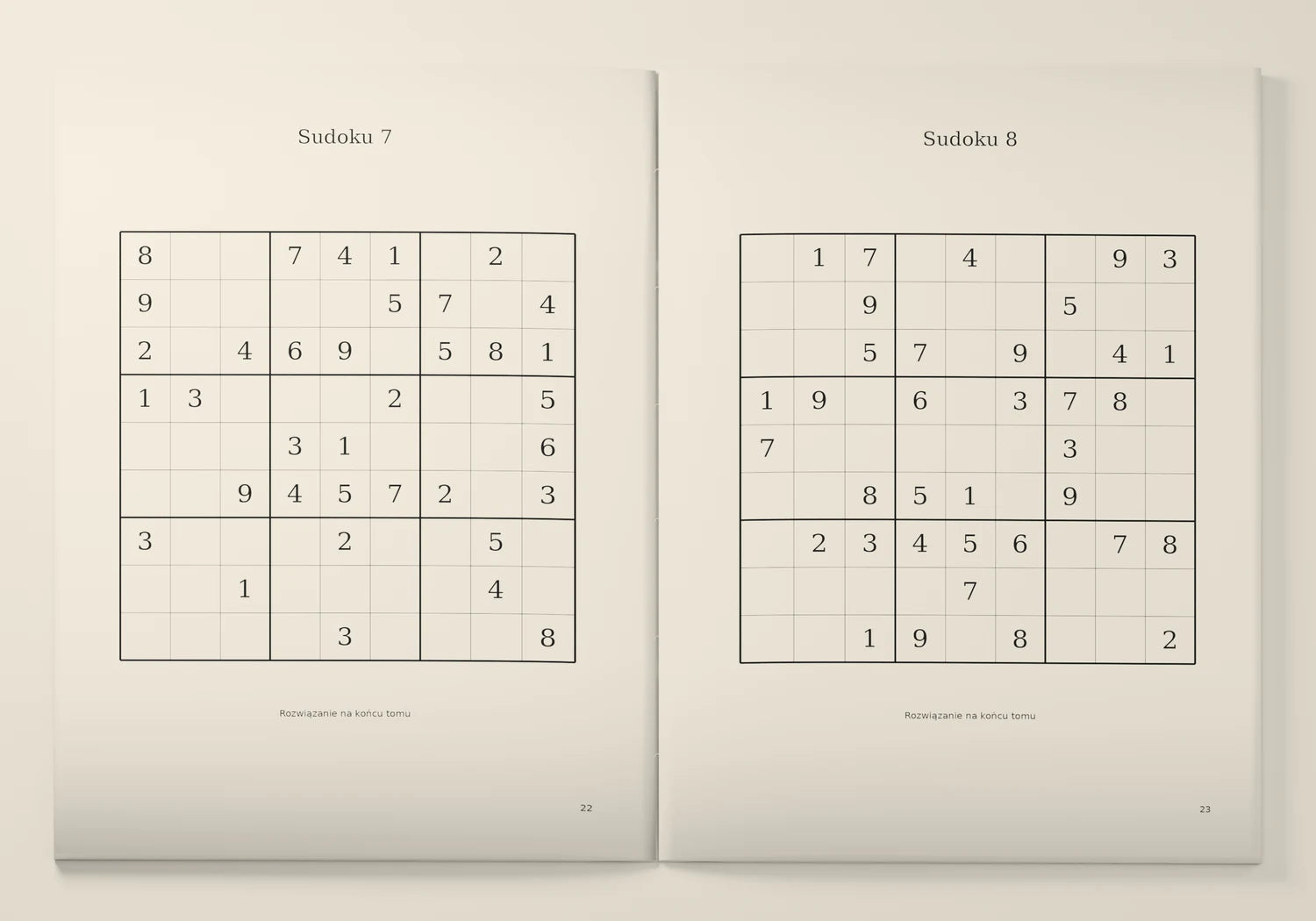 Otwarta książka Sudoku: lewa strona gładka, na prawej siatka sudoku z cyframi